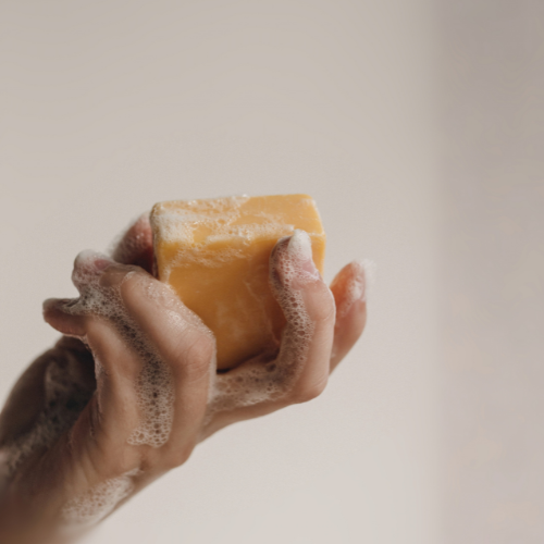 En person som bruger en Simpelt shampoo bar i badet
