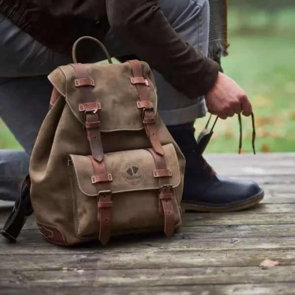 Rygsk ved siden af en person som binder sine sko