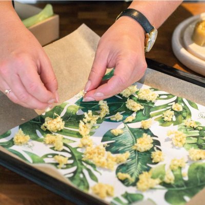 Beeswax block for refreshing beeswrap paper