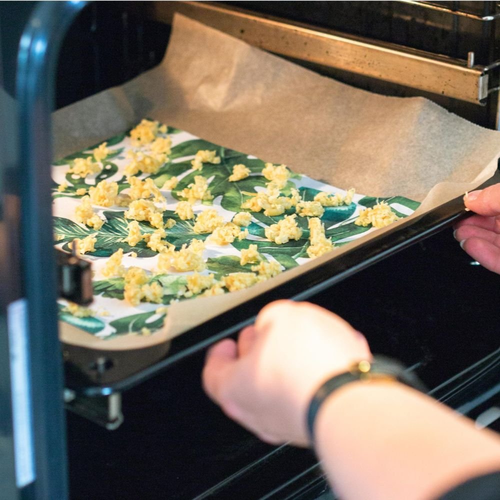 Beeswax block for refreshing beeswrap paper