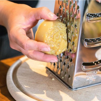 Beeswax block for refreshing beeswrap paper