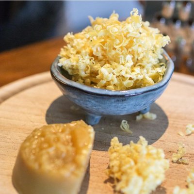 Beeswax block for refreshing beeswrap paper