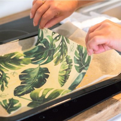 Beeswax block for refreshing beeswrap paper