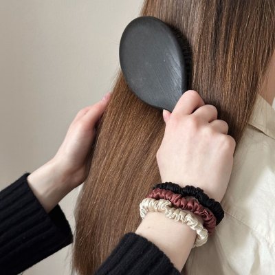 Silke Scrunchie 01 - morb�rsilke h�relastik - Black