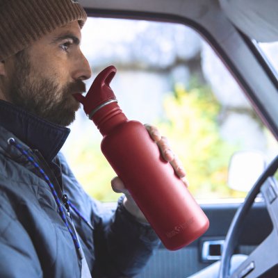Drikkedunk med suger�r & sportsl�g - 800 ml - Garnet