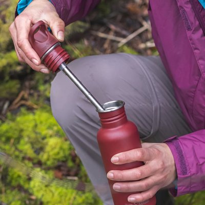 Drikkedunk med suger�r & sportsl�g - 800 ml - Garnet